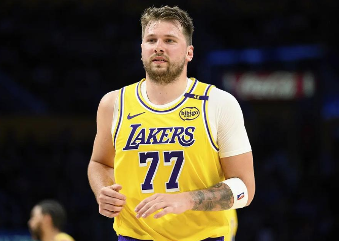 东契奇身边就是需要里夫斯这种平常不持球，等东契奇打不动了可以无缝衔接持球任务的，