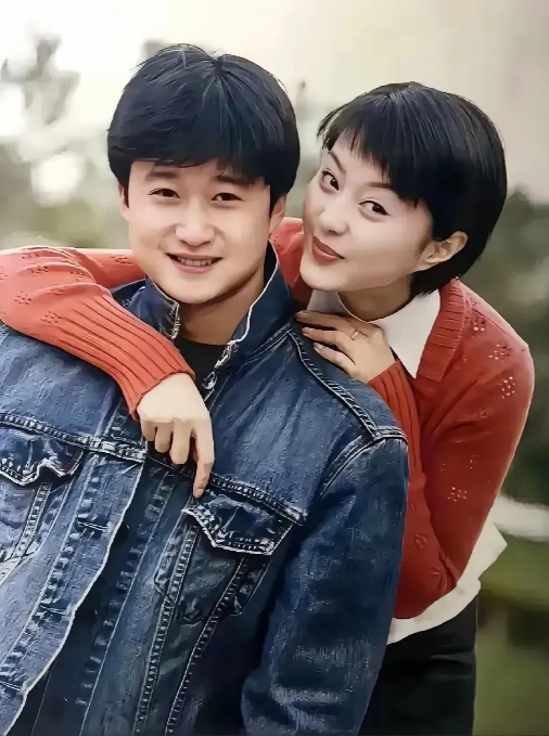 一张老照片，满满的年代感，那又奶又嫩的小帅哥应该是吴京，那调皮的小美女是谁呢？