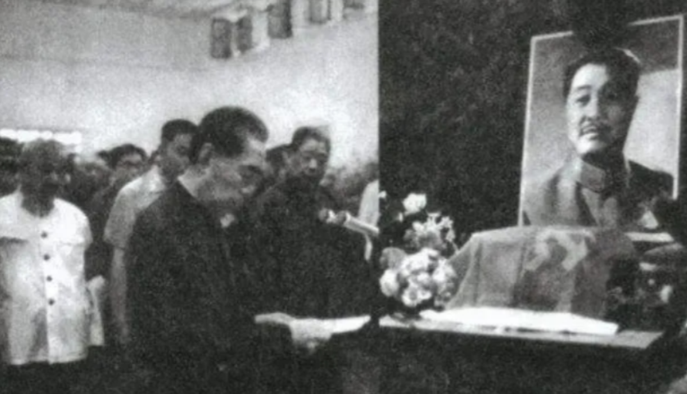 1969年，贺龙去世前几天，突然听到窗外传来几声猪叫声，他咽了几下唾沫，对妻子薛