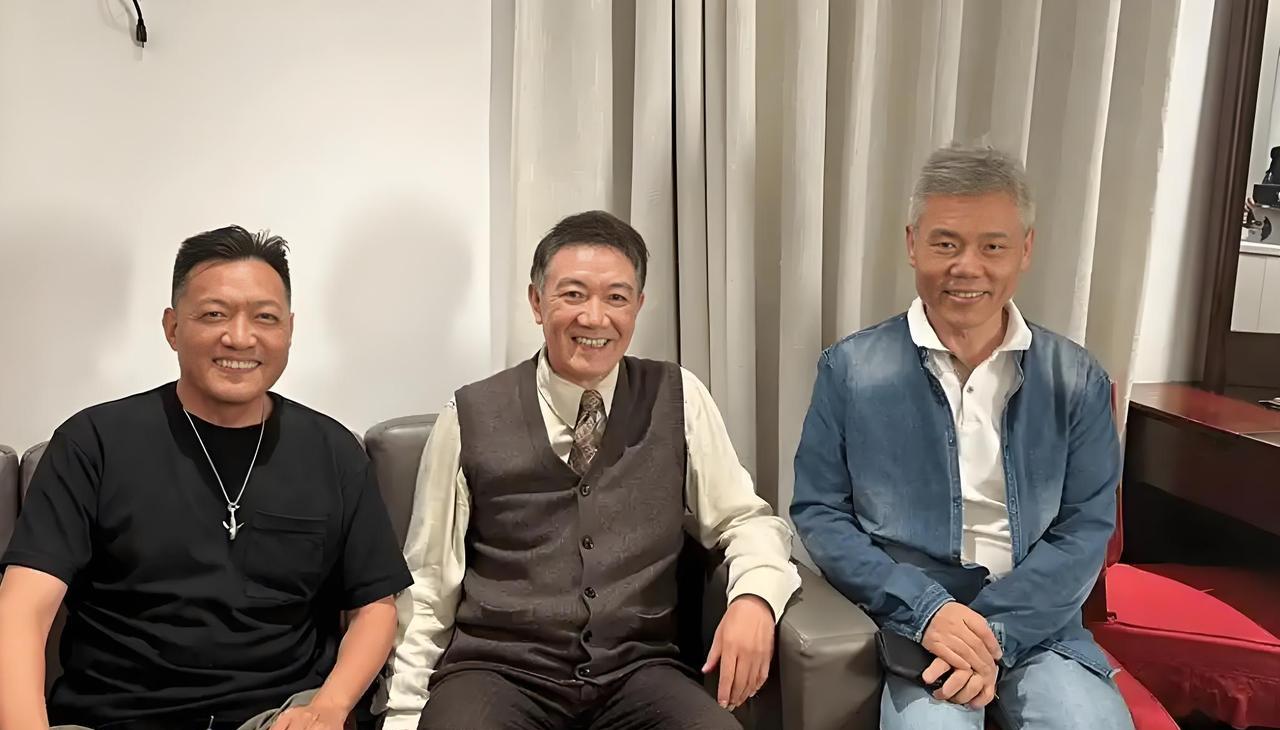 中间这位影视演员，看起来怎么那么眼熟啊？
请用一句话证明，你曾经看过他演的影视剧