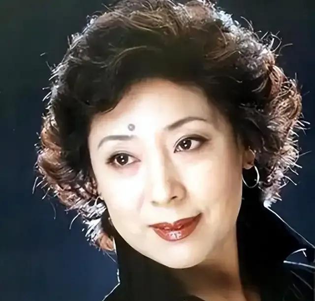“我不跟你过了！”
关牧村大喊，声音里满是痛苦，却透着坚定。由于经常演出，丈夫怀