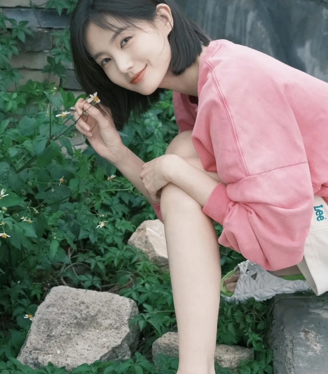 李一桐，165cm，花间笑语，春意盎然。