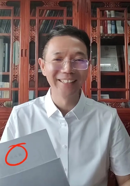 李圣律师，终于面露出开心的笑脸了！

盼星星盼月亮，整整熬了5年啊！李律终于收到