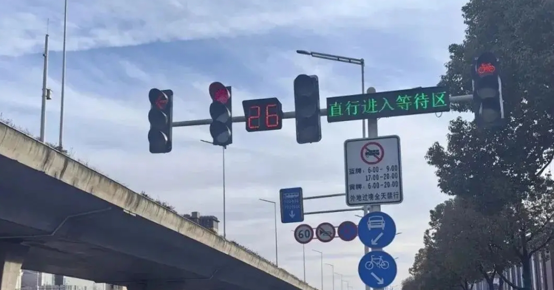 中国路口的红绿灯管理方式该改改了。
现在的红绿灯还是之前的太过死板，假如一个路口