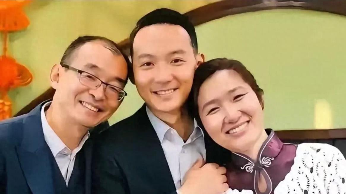 感动！谢浩男妈妈终于露面，认亲宴上身穿玫红色外套，很有气质