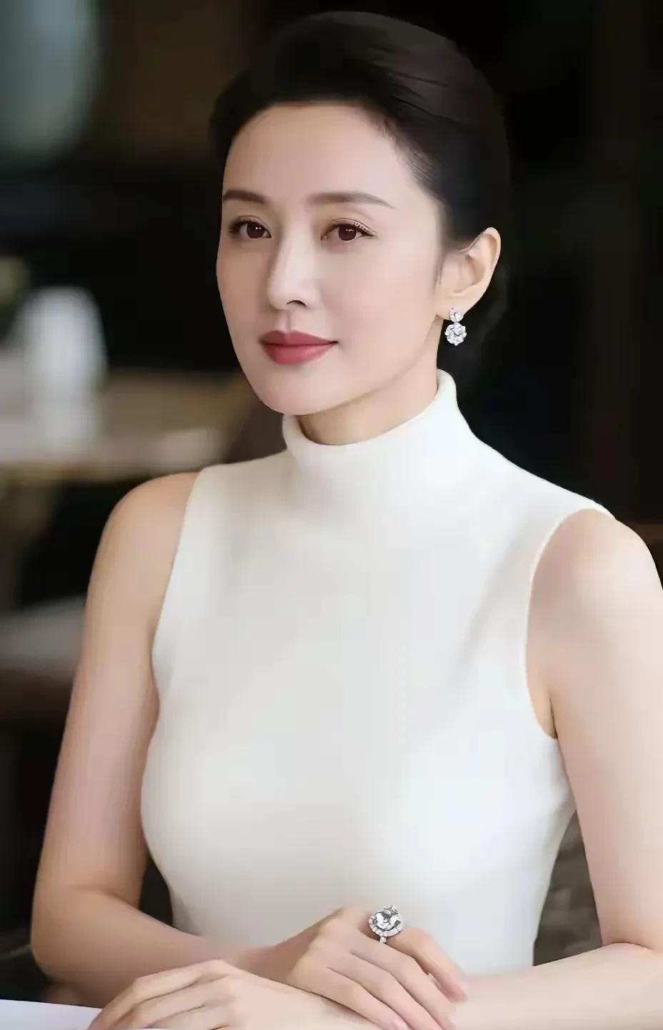 肤白貌美
雍容华贵
气质优雅
高贵典雅
这样的女人
不是常人所能驾驭的吧
