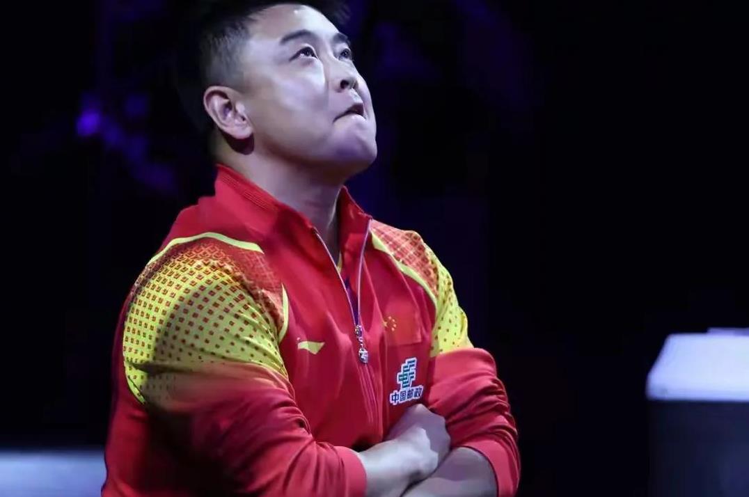 男乒教练闲下来了！
瑞典大满贯，男单剩林诗栋一棵独苗。
独木难支。
刘志强，他指
