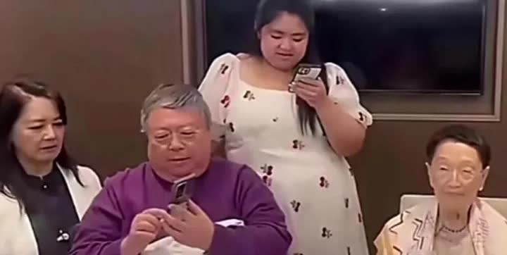 胡慧中与丈夫、女儿以及婆婆一家四口的一张留影，女儿秀发垂肩，曲眉丰颊，玉臂粗壮，