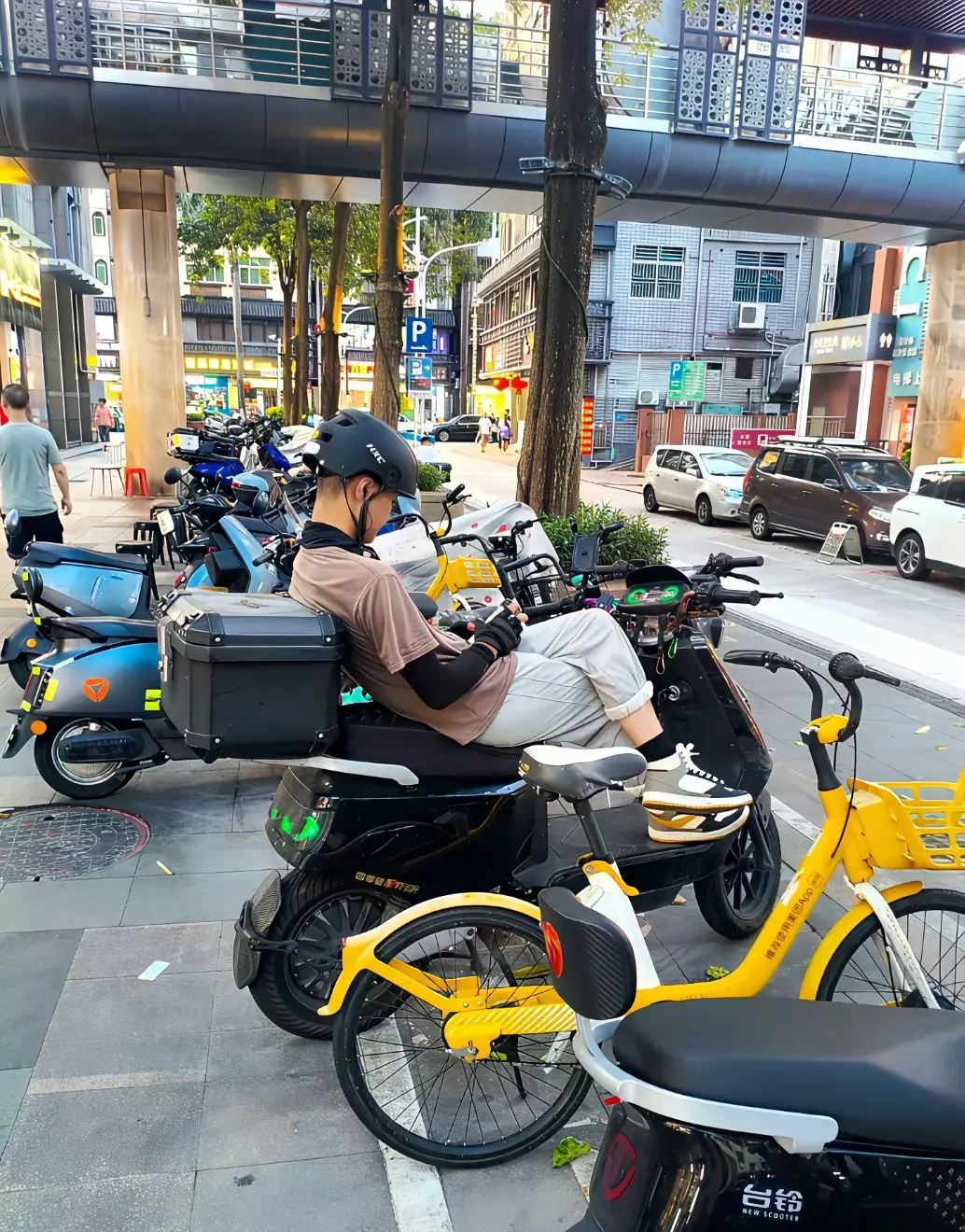这是我见过最放松，最自然，最有松弛感的外卖骑手了
