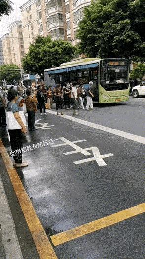 《站台》
公交站台老人堵，
这种情况确实有，
如何处理让人忧。
国家正策要享受，