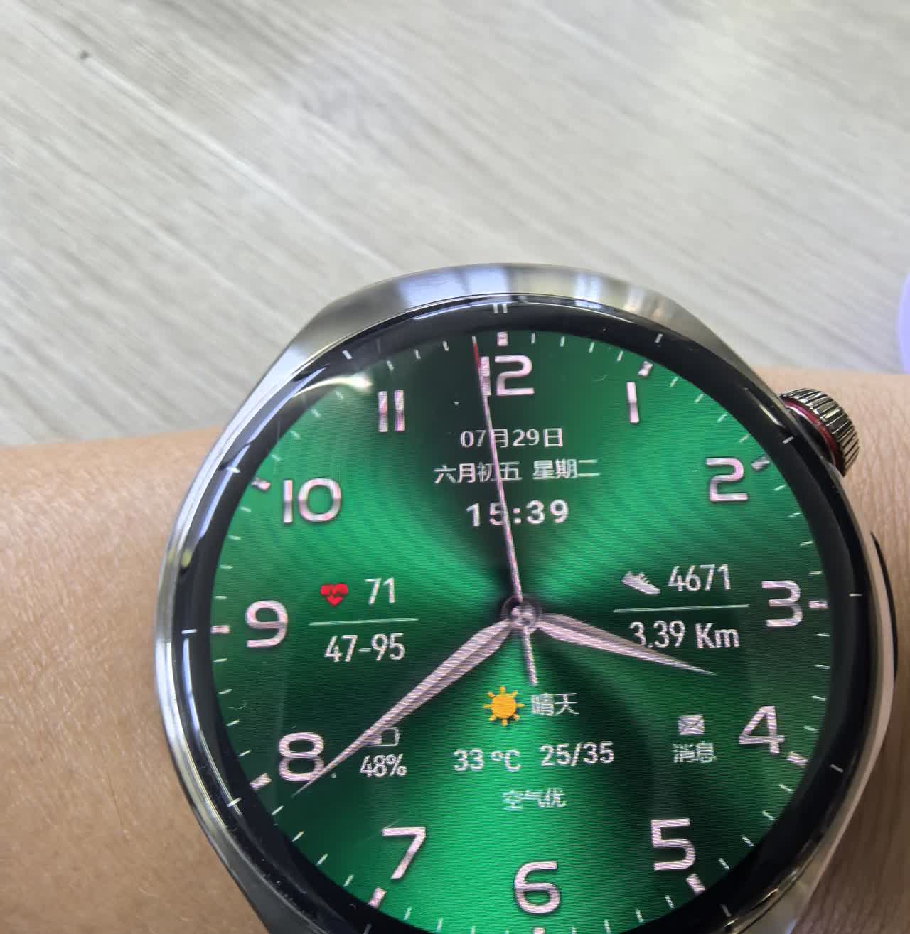 戴了三年的华为Watch GT3换成华为Watch 5,朋友们，哪一种更好看啊？