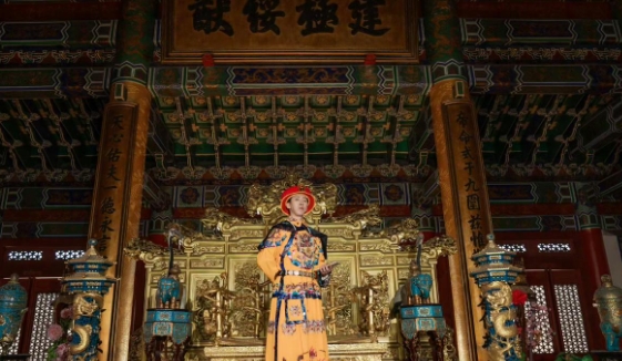 嘿，你能想象吗？留几手竟然晒出了自己的剧照，原来他跑去拍戏了，而且演的还是皇帝！