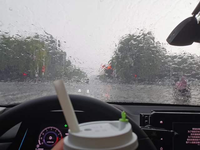 想问万能的车友们关于十一代雅阁的几个问题
1、这个车在上坡路段驻车后再挂倒档，会