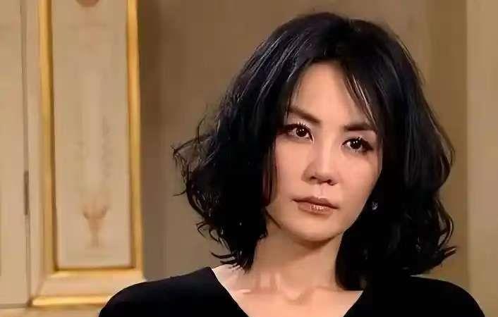 一觉醒来
各大媒体都在报道王菲
这是火了啊

一查才发现
不是她又发布了新歌