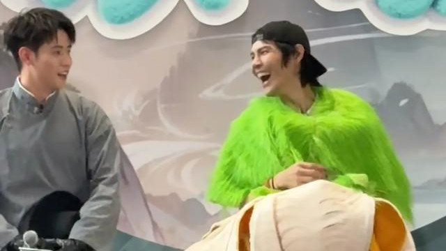 向佐穿香蕉猴头服上节目，神情兴奋自扇耳光，吓呆任豪和现场观众