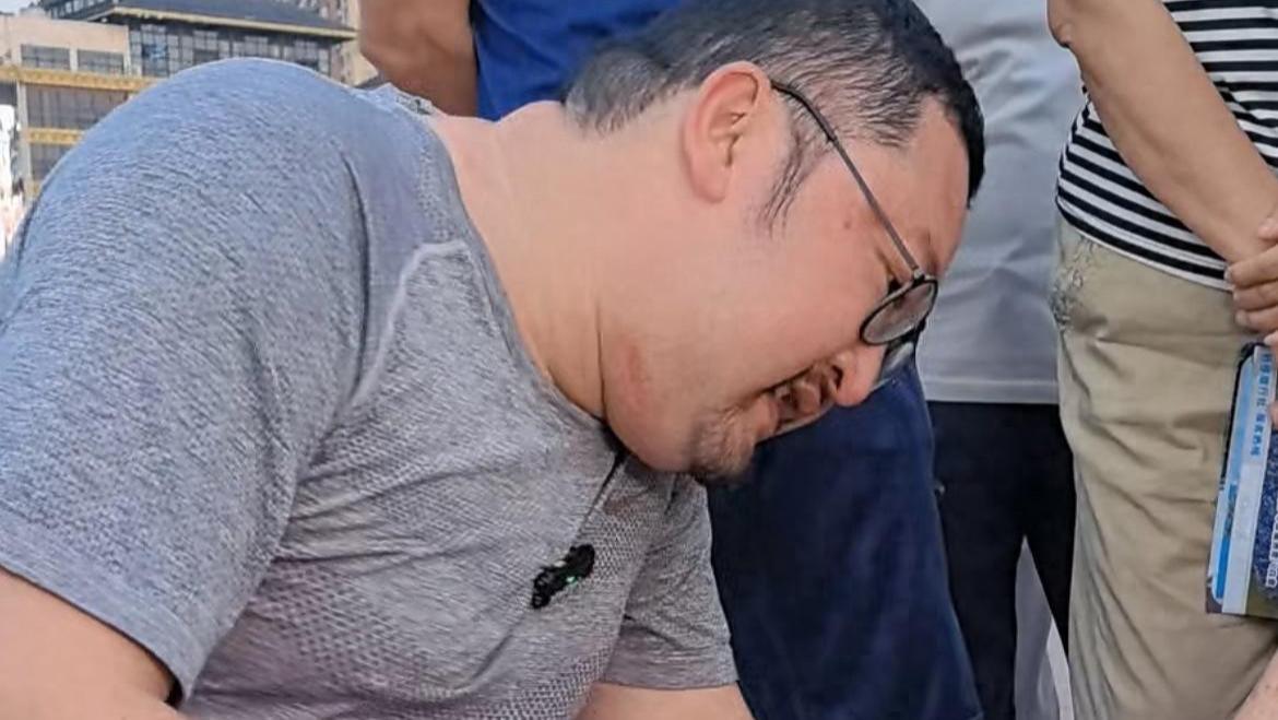 41岁资深演员街边擦鞋遭嘲讽！每次10元引围观，满头大汗毫不避讳