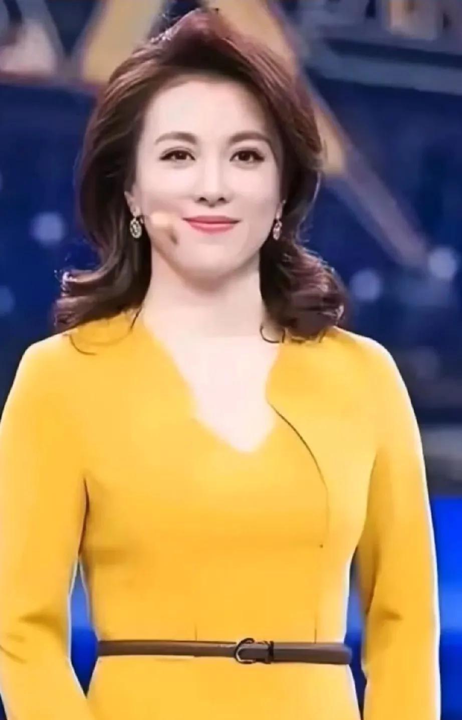 梦桐，一个名字就如同她本人一样，充满了诗意与美感。作为央视的知名主持人，她凭借着
