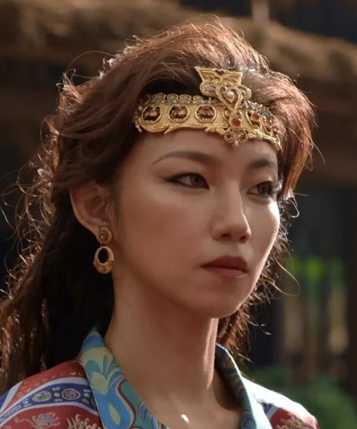 这孩子挺冤的，刚参演了一部热播剧，就惹来一堆是非。
网传那尔那茜高考成绩179分