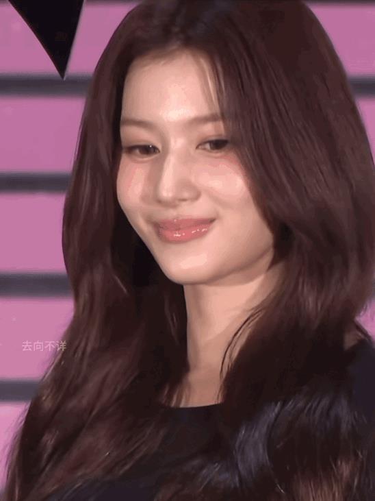 28岁日本女星绝美侧颜引发热议，和刘亦菲一样有个漂亮高挺的驼峰鼻。大家好奇为什么