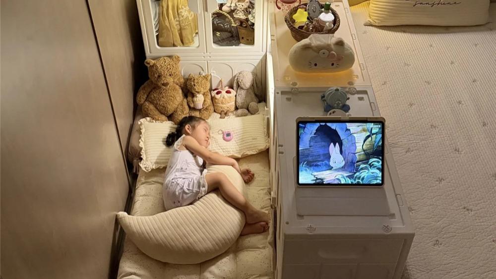 90后妈妈的“地铺儿童床”火了，既能跟娃分床，又不用担心掉下来