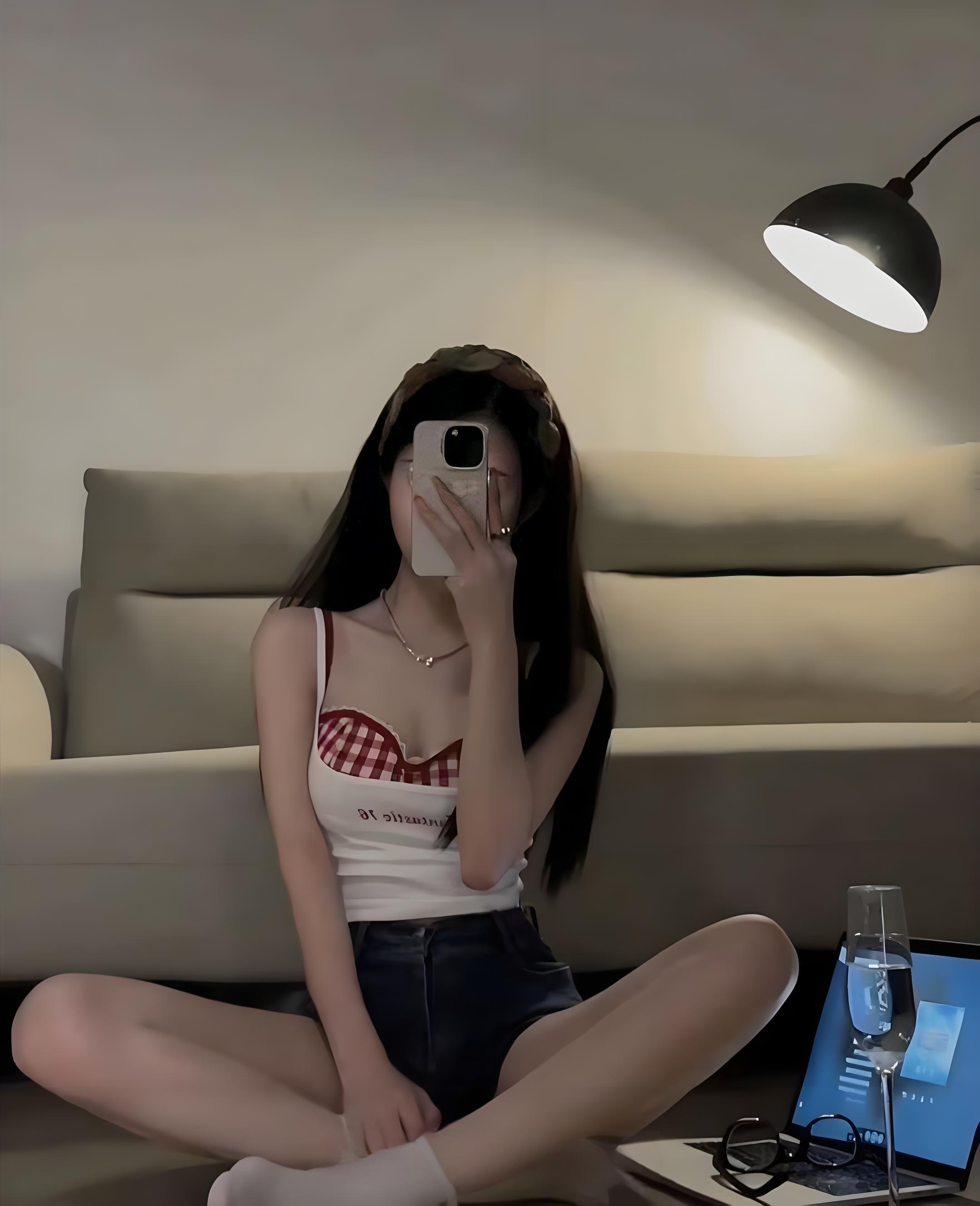 周末，下雨，自己，音乐，小酌，这几个词汇合在一起，我的脑海里突然蹦出一个词——自