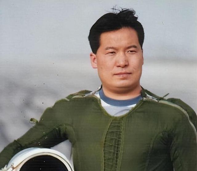 1987年，飞行员徐勇凌驾驶一架歼6战斗机，听错口令，撞上长机，坠毁在云南的深山