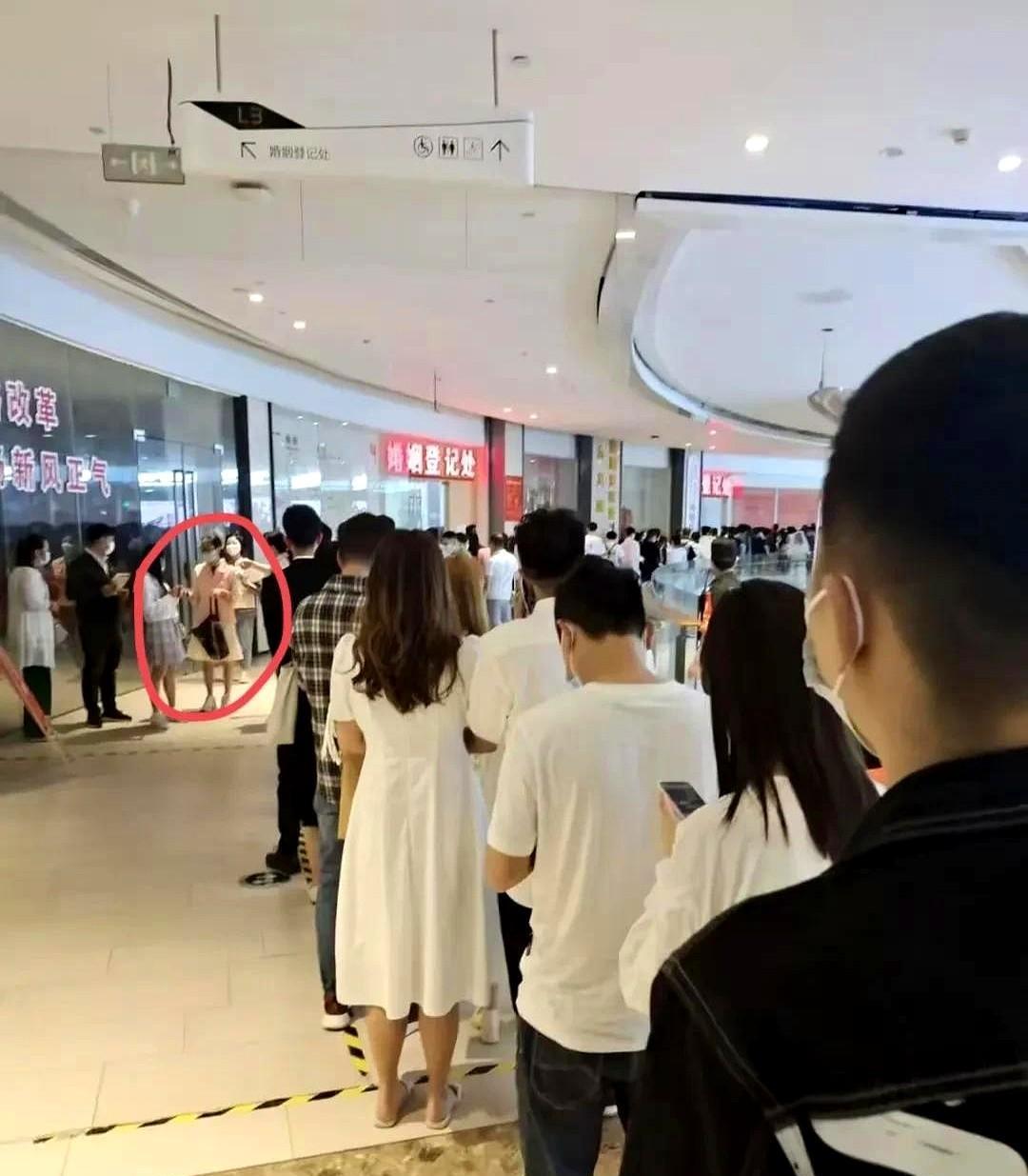 一觉醒来，全国各地的民政局都火了！
不是因为有什么福利和补贴要发，而是因为今天是