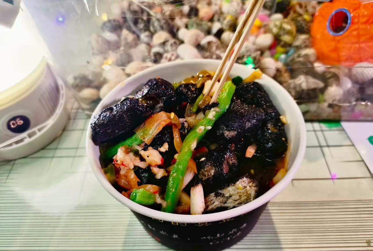 哎呀，今晚差点白吃人家豆腐了。
平时我都是5点就出门摆摊了，但今晚因为螃蟹回来得