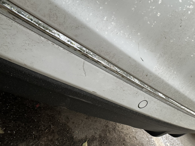 后保险杠撞树上裂了更换要多少钱
倒车辅助也显示故障了，会不会雷达坏了，车友圈有没