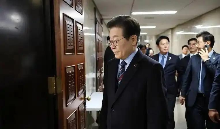 这次李在明真的睡不着了！
随着韩德洙弹劾案被韩国宪法法院驳回，李在明知道自己的希