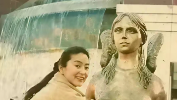 1980年林青霞在欧洲旅游的这张留影，简直绝了！镜头里，她身着简约时尚装扮，轻轻