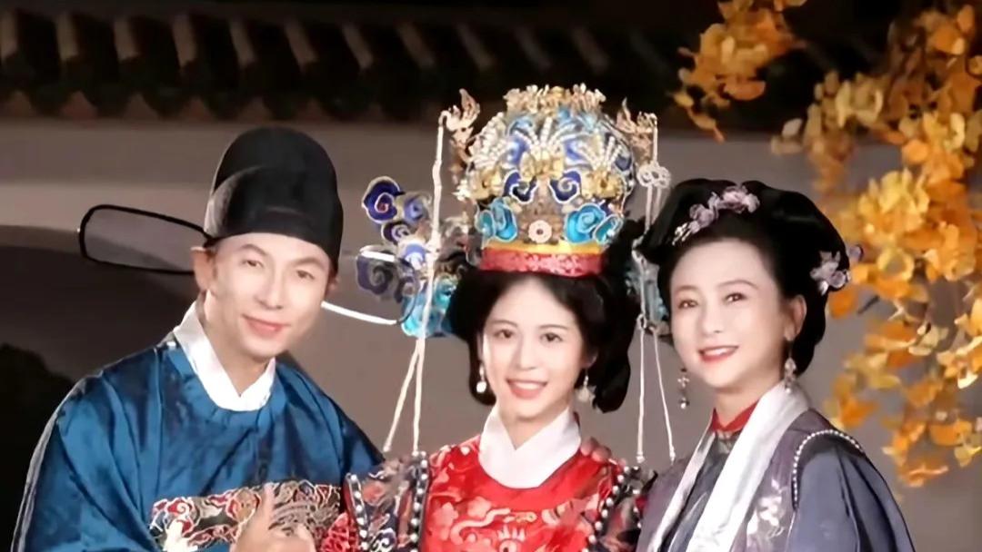 翁虹为女儿举办中式成人礼，母女颜值惊艳！小水晶被赞最美星二代