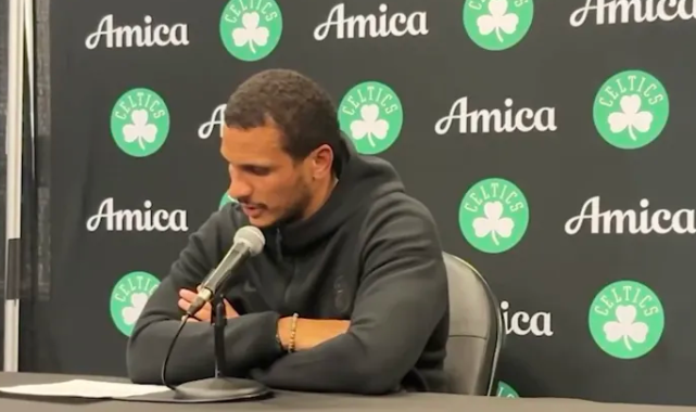 NBA常规赛，凯尔特人100-102不敌76人。
赛后乔-马祖拉接受了记者采访，