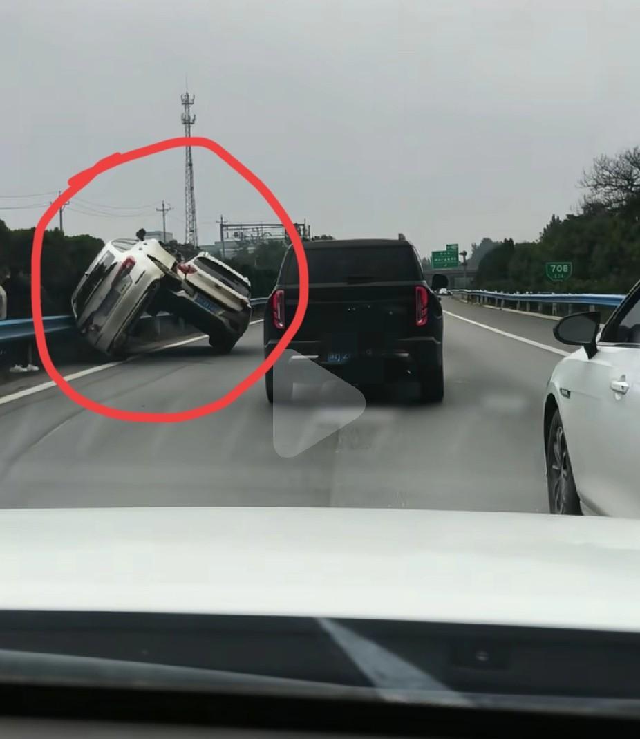 现在这国庆高速路，你要是没有上过学，学过物理，你都解释不了，真的！
你看这两个车