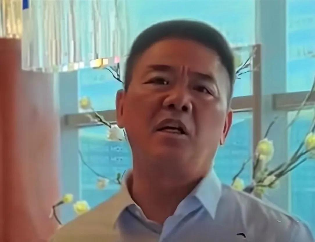 刘强东又老了，
他好像从没洋气过，满脑子想的都是底层的事，这次他又带来好消息——