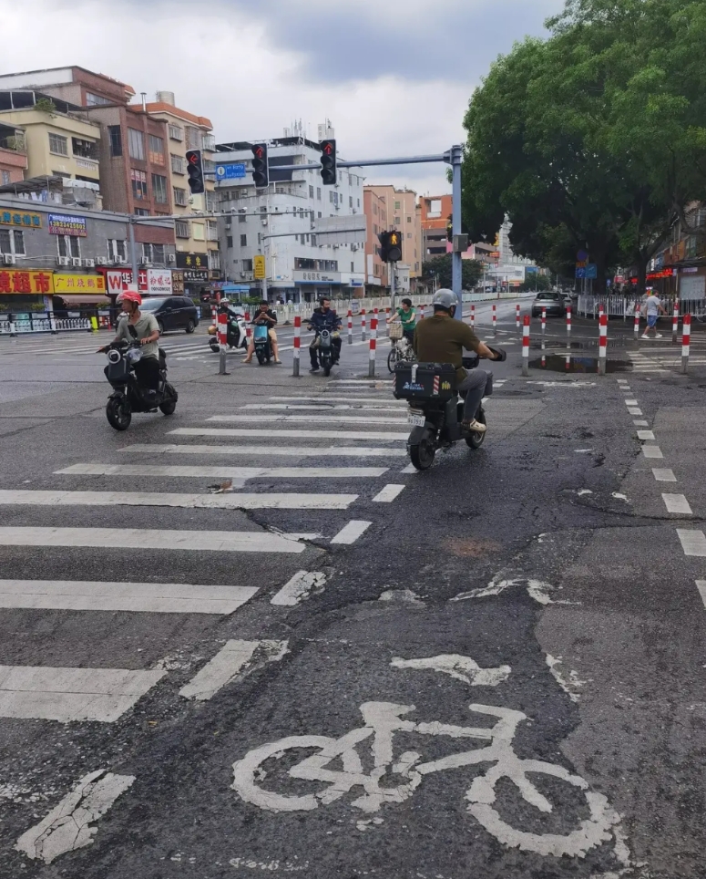广州简直是“电鸡”的天堂
闯红灯 不戴头盔 逆行
1分钟内闯红灯人数 不少于4