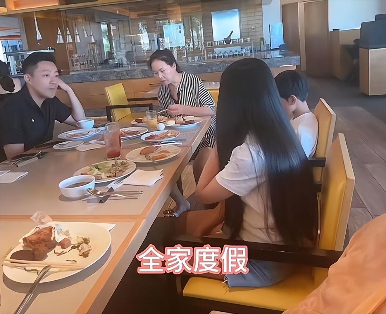 曝具俊晔想见大S儿女被拒绝，汪小菲只允许徐家人探望。
 
一个大男人，大S去世后