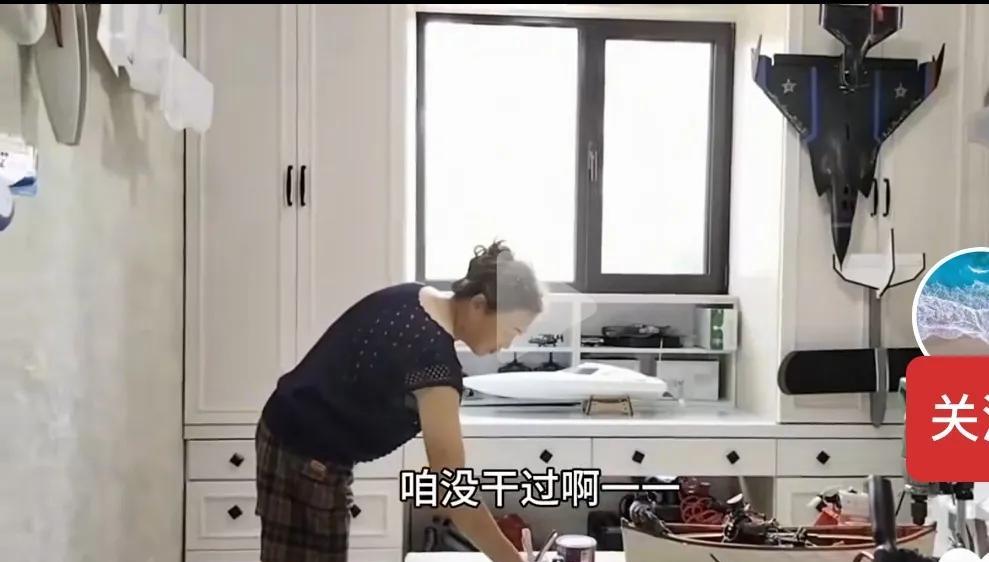 天津老两口的家都是自己装修的，按照自己的想法装修，多幸福啊，随心所愿。
还说装修
