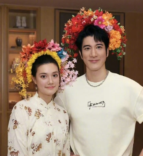 王力宏与侄女戴簪花感受风情，状态绝佳。