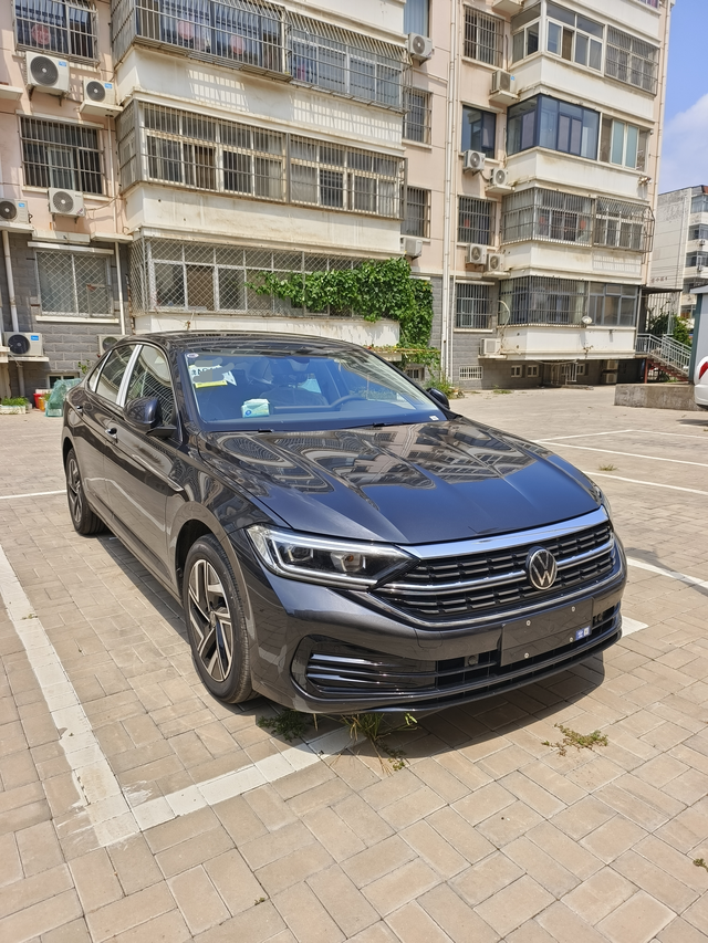 贴完膜了真帅啊小腾子
个人第一辆车，起初根本没有考虑过速腾，进店一眼被迷住了哈哈