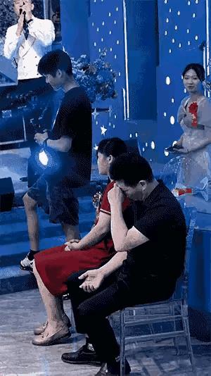 婚礼上的一幕
这是婚礼现场，舞台上这两个人，是喜公公和喜婆婆，两个人在儿子、儿媳