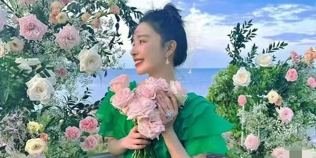 这波“新角色官宣”，藏得比她演谍战剧还深！海边夕阳下的剪影照里，那悄悄隆起的小腹