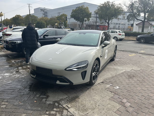 上海偶遇5台小米
中午去补胎，幸运遇见5台小米在洗车，内饰不让拍照，帅得一逼啊，