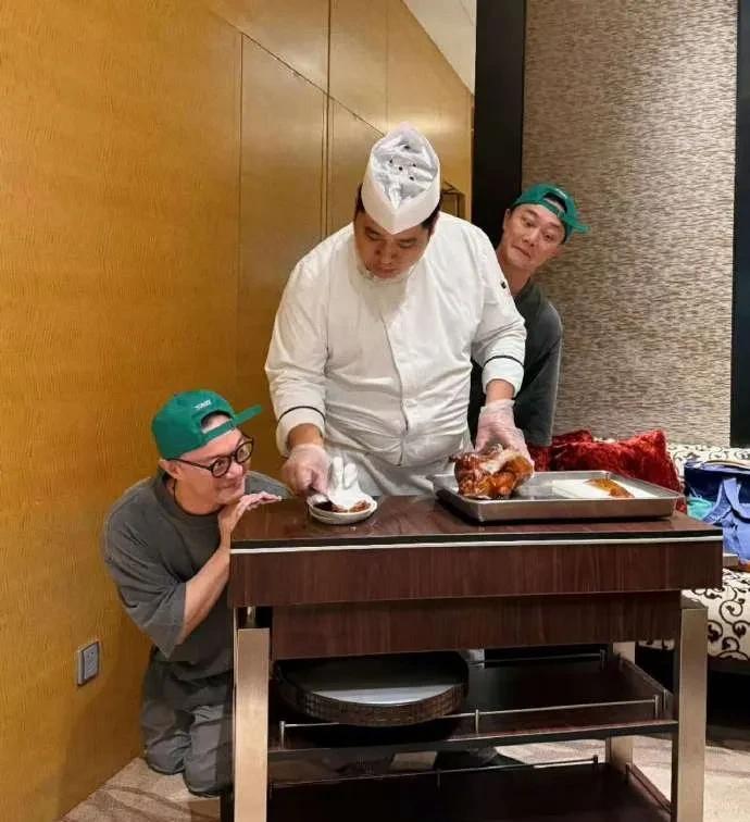 来北京必吃烤鸭！陈奕迅也没逃过这一口，下一站该试试豆汁儿了？