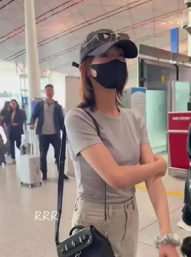 【吴谨言机场暴击：刚生完孩子就带反重力腰？女娲娘娘您漏给我捏封印了吧！】
各位吃