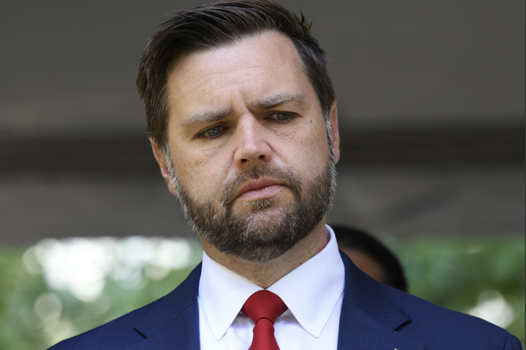 “中国赶上来，是美国领导人蠢！”近日，面对中国在AI领域的高速发展，美副总统万斯