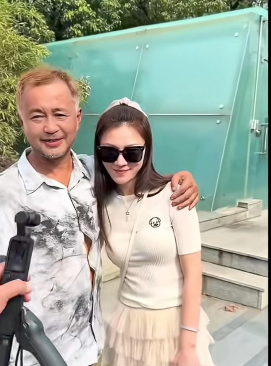 流浪大师沈巍为了这一次见面
专门把身上捯饬了一下。
洗了脸，剪了指甲。
偏偏没有