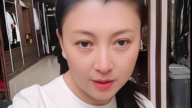 树倒猢狲散！这次闫学晶恐怕真要哭了，代言遭抵制其儿子发声回应