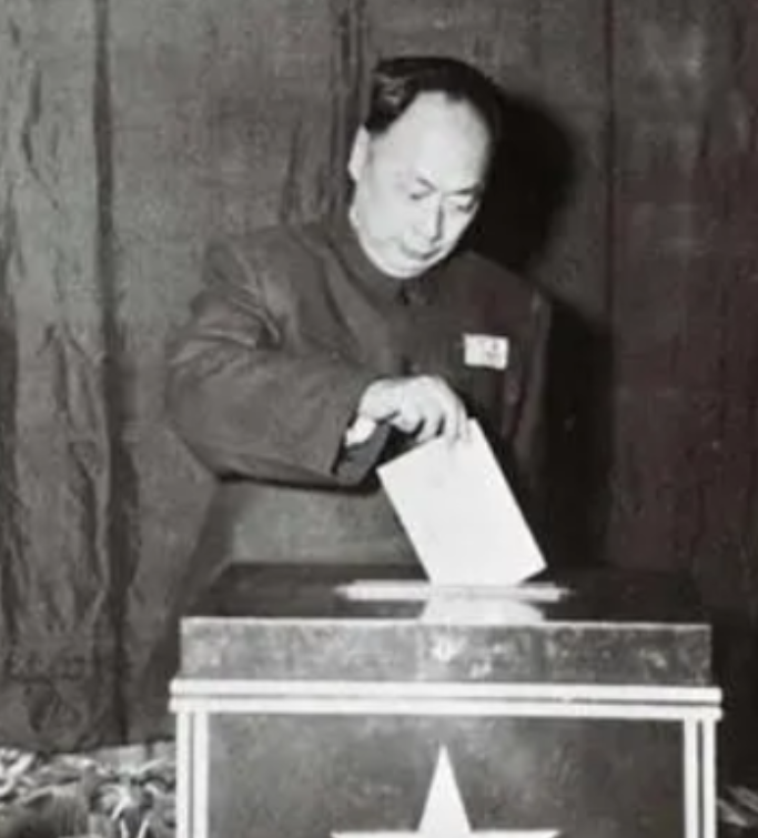 1949年，陈毅到上海一家面馆吃饭，正吃着，一老农走了进来，点了一碗阳春面。陈毅