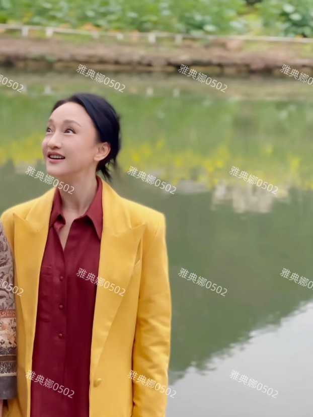 周迅好奇怪，明明脸上没有皱纹就是看起来老了!
乌江寨偶遇她，本人娇小灵动，但岁月